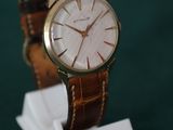 une montre posée sur un support sur une table