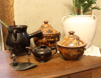 Ensemble de terre cuite vernissée: deux décor faux marbres, … - Photo 1