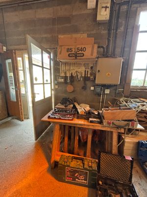une photo d'une pièce où l'on voit de nombreux outils posés sur la table