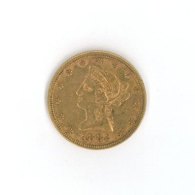une pièce d'or avec l'image d'une femme dessus