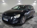 une photo d'un break Volvo noir garé dans un garage