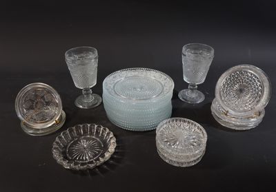 beaucoup d'objets en verre qui se trouvent sur la table
