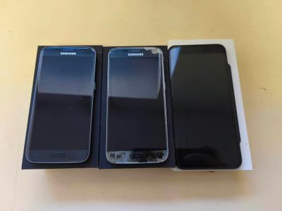 Trois téléphones Samsung sont posés dans une boîte sur une table
