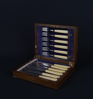 a wooden case with a set of knives and knives in it