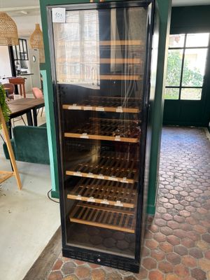 une cave à vin contenant de nombreuses bouteilles de vin