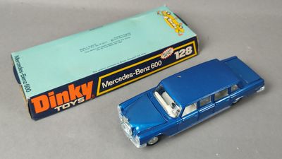 DINKY TOYS. Mercedes-Benz 600 bleu ref 128, miniature au 1/4…