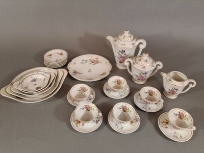 de nombreuses pièces de vaisselle exposées sur la table