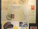 une photo montrant une collection de timbres et de cartes postales exposée