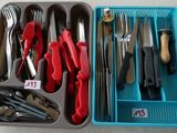 un plateau contenant des ustensiles, des couteaux et des cuillères