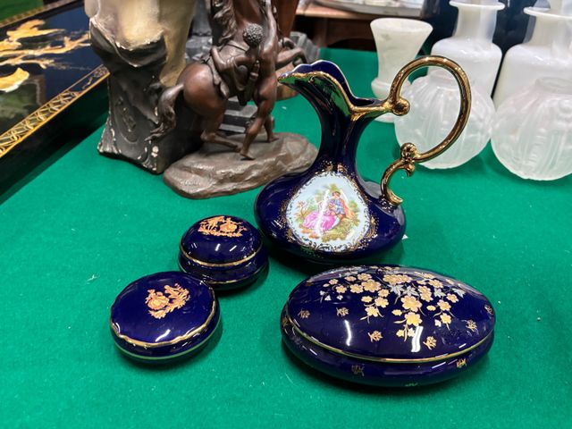Trois bonbonnières et aiguière bleu de four en porcelaine de Limo