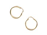deux paires de boucles d'oreilles créoles en or sur fond blanc