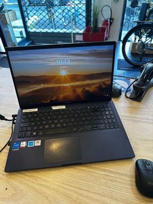 un ordinateur portable posé sur une table avec une souris