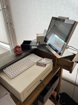 un bureau équipé d'un ordinateur et d'un clavier