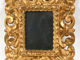 une image d'un miroir encadré d'or sur un fond blanc