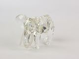 figurine d'éléphant en verre transparent sur fond blanc