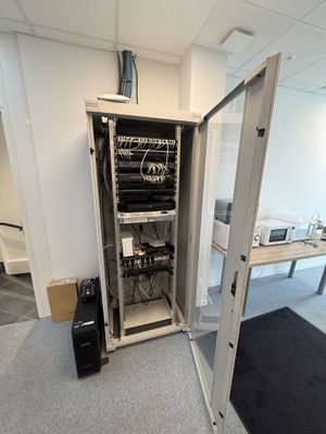 une grande armoire métallique contenant tout un tas de fils