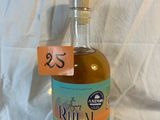 une bouteille de rhum posée sur une table