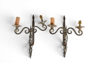 APPLIQUES (paire d') en fer forgé à deux lumières, décor d'e…
