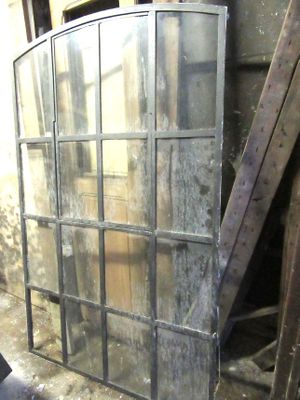 une vieille fenêtre posée par terre