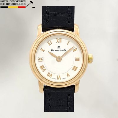 une image d'un gros plan d'une montre-bracelet avec des chiffres romains