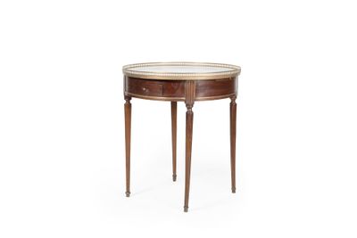 une petite table ronde avec un plateau en marbre et des pieds en bois