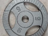 an image of a metal weight plate on a table