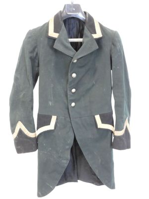 une image représentant un manteau suspendu à un cintre sur fond blanc