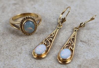 trois bijoux posés sur une table l'un à côté de l'autre