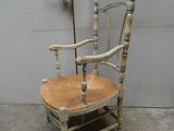 une chaise en bois avec une assise en bois posée sur un sol en béton