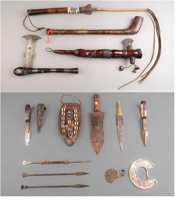 Plusieurs types d'armes sont exposés sur une table