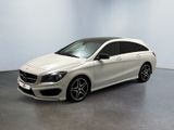 Une Mercedes CLA blanche est garée dans une grande pièce