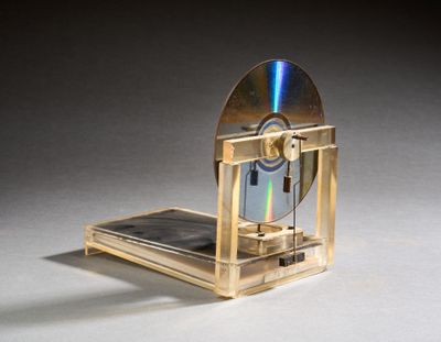 un petit appareil métallique contenant un CD