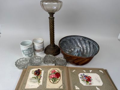 une photo d'une table sur laquelle se trouvent des cartes et une bougie