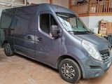 une camionnette garée dans un garage