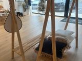 une pièce avec une balançoire en bois et un miroir accroché au mur