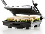 un sandwich dans un appareil à sandwich posé sur une surface blanche