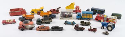 un grand nombre de petites voitures et de camions sur une surface blanche