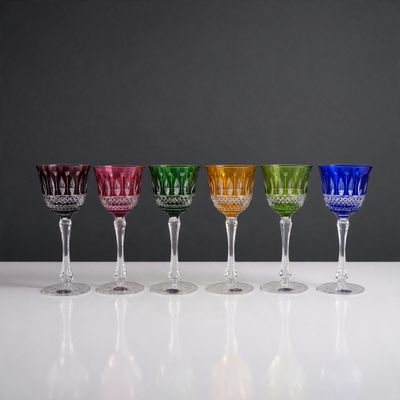 six verres à vin alignés sur une table