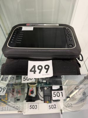 un téléphone portable exposé dans une vitrine