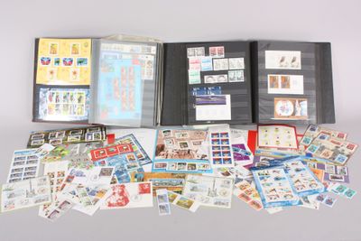 beaucoup de timbres et des timbres rangés dans un classeur