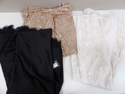 trois types de vêtements différents posés sur une table blanche