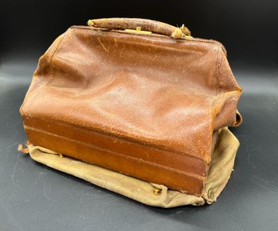 un porte-monnaie en cuir marron posé sur un morceau de papier marron