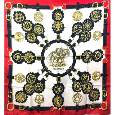 un gros plan sur un foulard carré orné d'un éléphant