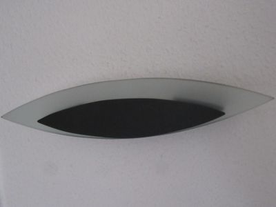 un objet en forme de poisson, noir et blanc, accroché au mur