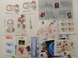 de nombreux timbres et cartes postales disposés sur le mur