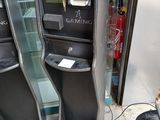 deux machines qui se trouvent l'une à côté de l'autre devant un bâtiment