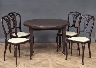 quatre chaises et une table au milieu d'une pièce