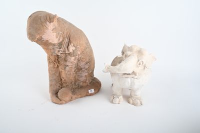 une petite statue d'éléphant et une petite statue d'éléphant
