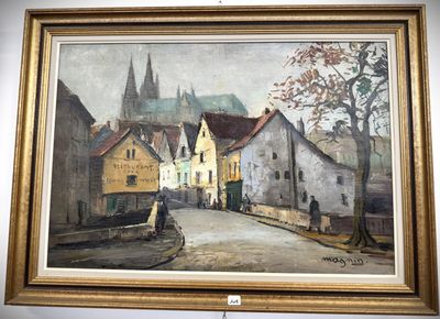 une peinture accrochée au mur d'un immeuble, avec une église en arrière-plan