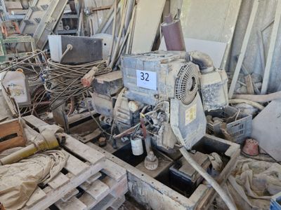 un tas de bric-à-brac dans un entrepôt rempli d'outils